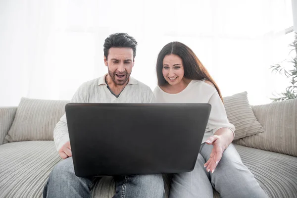 Házaspár néz egy műsort a laptopjukon — Stock Fotó