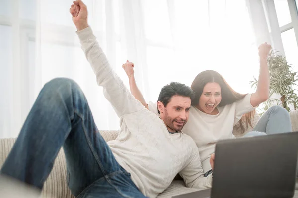 Gelukkig echtpaar zittend op de Bank. — Stockfoto