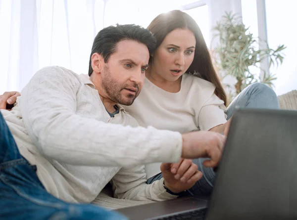 Άνδρας με την κοπέλα του κουβεντιάζοντας στο φορητό υπολογιστή στο σπίτι — Φωτογραφία Αρχείου