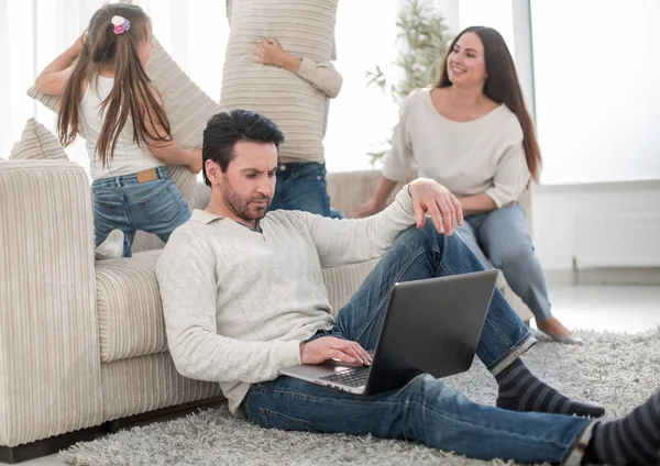 Homem moderno trabalhando em um laptop na sala de estar — Fotografia de Stock