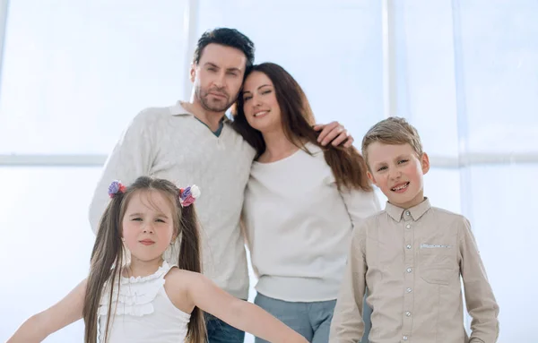 Retrato de una familia moderna y feliz — Foto de Stock