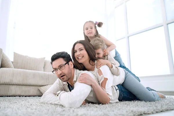 Щаслива сім'я вдома проводить час — стокове фото