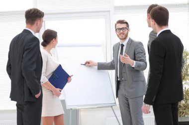 Yeni proje sunumu sırasında fikirleri tartışmak için çalışan grubu