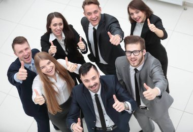 Başarılı bir iş ekibi baş parmak kaldırıyor.