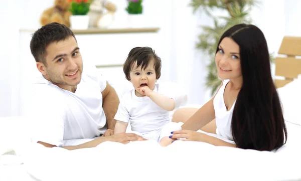 Een jong gezin met jonge kinderen naar bed in de slaapkamer — Stockfoto