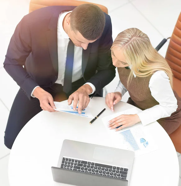 Hombre de negocios y mujer de negocios discutiendo esquema de marketing — Foto de Stock