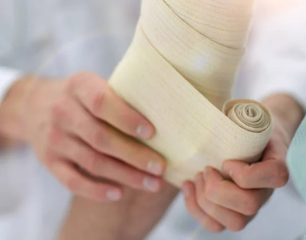 Closeup.Doctor die van toepassing zijn elastische bandage — Stockfoto