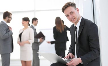 ofis içinde laptop üzerinde ciddi iş adamı