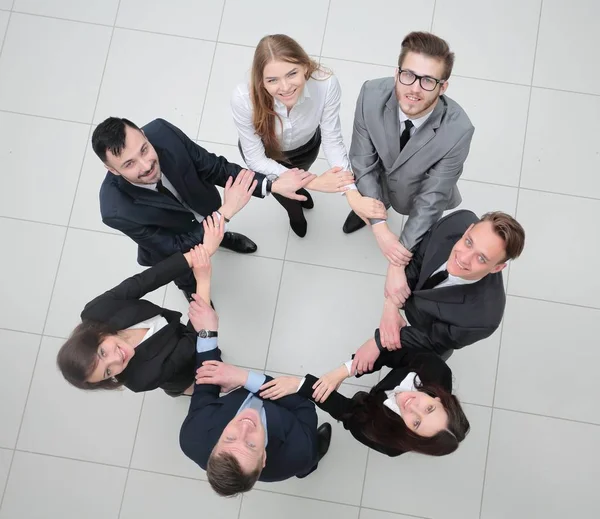 Concepto de asociación. gente de negocios en un círculo . — Foto de Stock