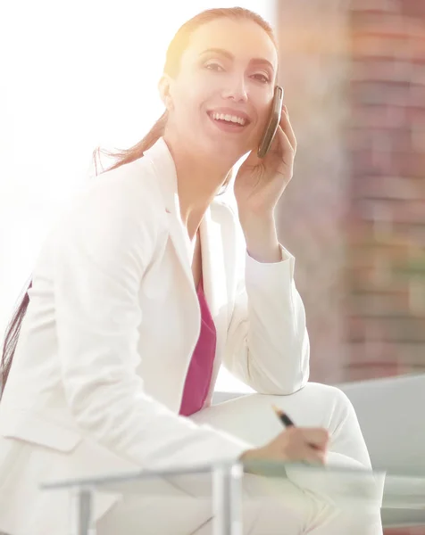 Femme d'affaires dans le bureau moderne — Photo