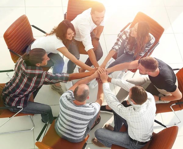 Vista desde la parte superior. equipo de negocios muestra su unidad — Foto de Stock