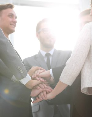 portre. iş takım birlikte sıktı elleri ile