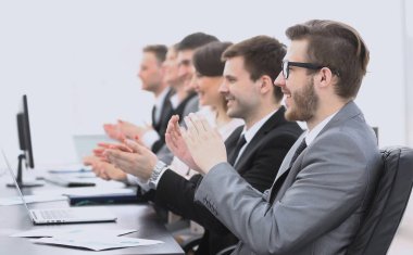 personel toplantısında konuşmacı alkışladı