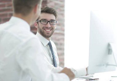 Ofis çalışanları iş üstünde bilgisayar