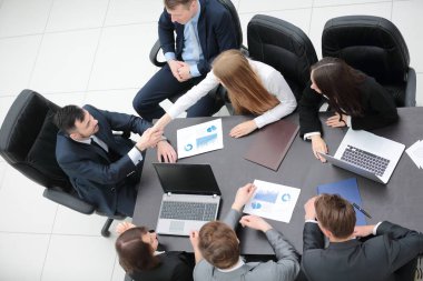 karşılıklı iş adamları tartışma sözleşmenin sonra