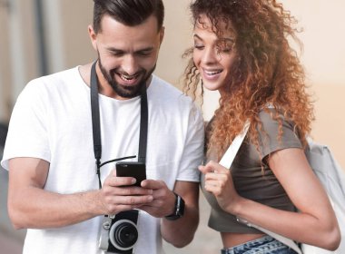 Genç bir çift yazın şehre gelir ve fotoğraf çeker.