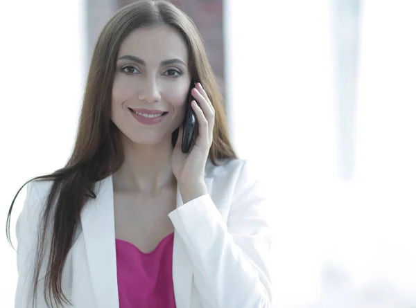 Joven mujer de negocios hablando en el teléfono inteligente —  Fotos de Stock
