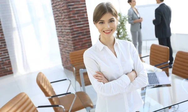 Jonge vrouw assistent staan in de buurt desktop. — Stockfoto