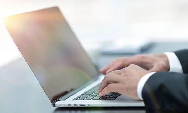 Closeup.Businessman pracy na laptopie — Zdjęcie stockowe