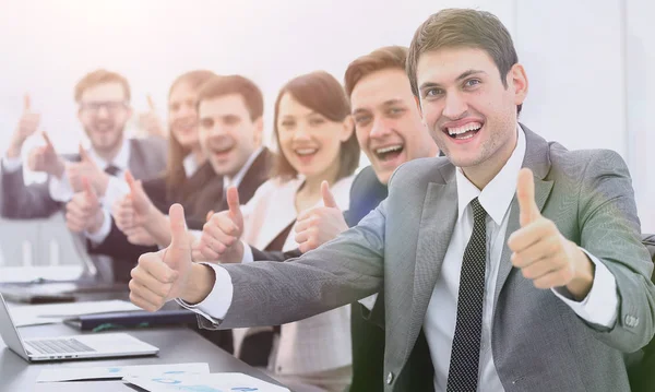 Equipe de negócios bem sucedida mostrando polegares para cima — Fotografia de Stock