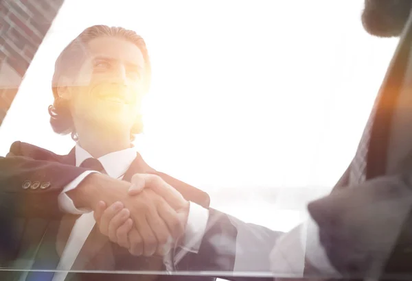 Onderaanzicht. vertrouwen handdruk van zakelijke partners — Stockfoto