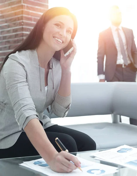 Mujer asistente en el lugar de trabajo en la oficina — Foto de Stock