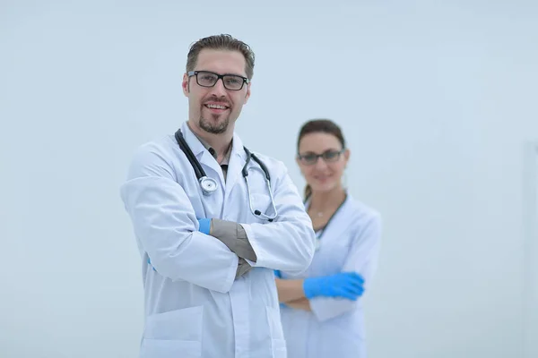 Médico y enfermera sobre un fondo claro . — Foto de Stock