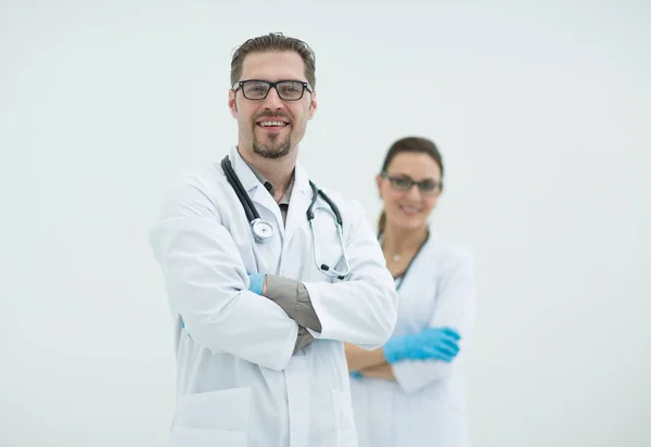 Arts en verpleegkundige op een lichte achtergrond. — Stockfoto