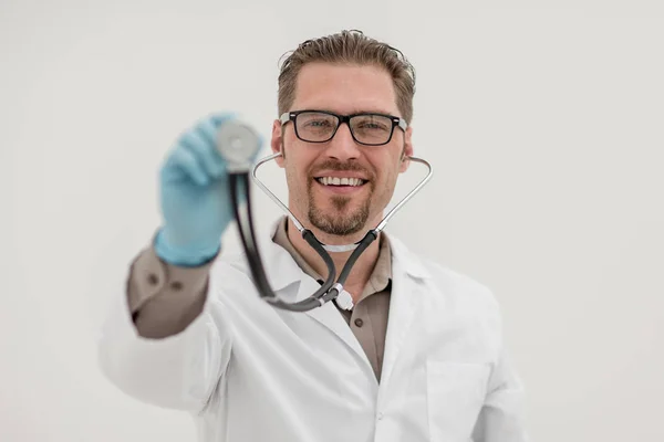 Médecin spécialiste, le montrant avec un stéthoscope — Photo