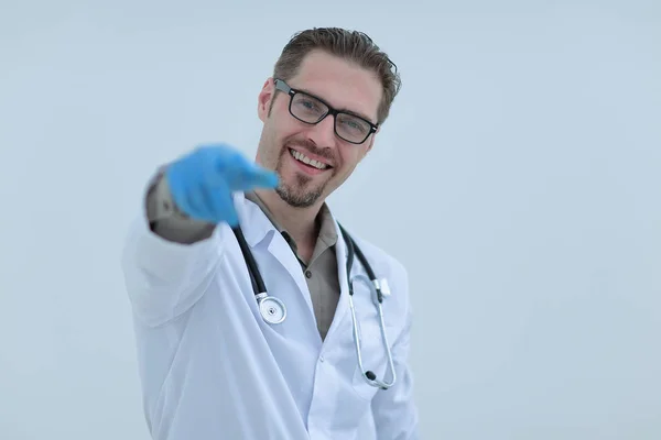 Médecin spécialiste avec un stéthoscope vous montre du doigt — Photo