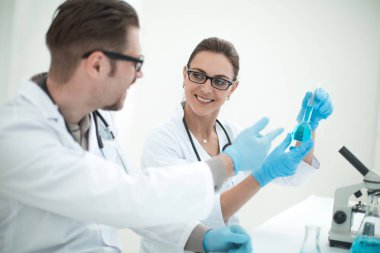 kapatmak up.researchers deneylerin sonuçlarını tartışıyor