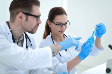kapatmak up.researchers deneylerin sonuçlarını tartışıyor