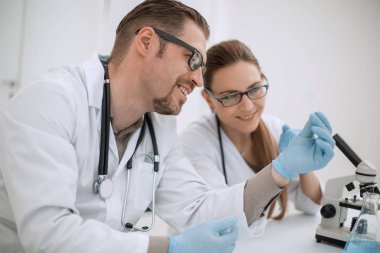 iki bilim adamları laboratuarda deneylerini
