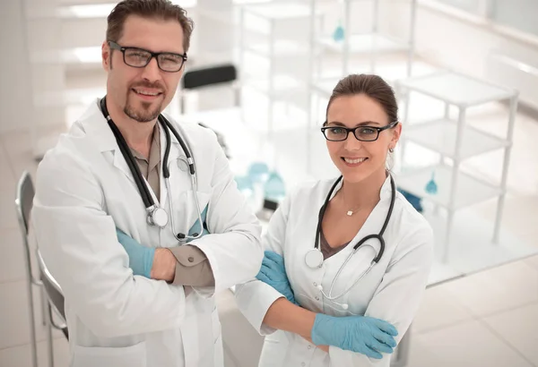 Twee onderzoekers op de achtergrond van het laboratorium — Stockfoto