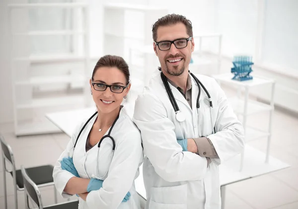 Portrét dvou mladých vědců na pozadí laboratoře — Stock fotografie