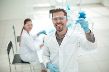 başarılı bilim adamı muayene sonuçlarını denetleme.