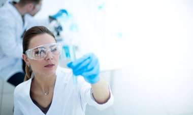 Bilim adamları modern bir laboratuvar araştırma yapıyorlar