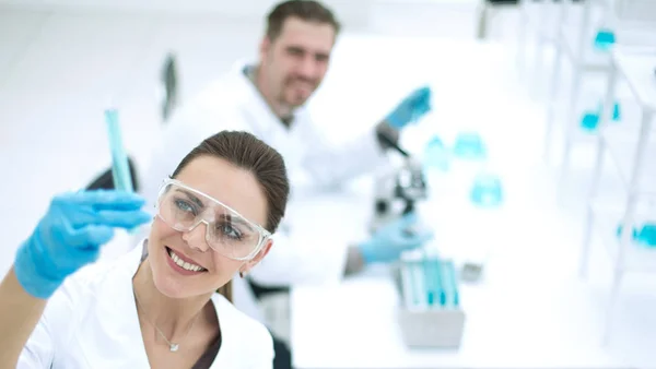 Cientista sorrindo olhando para os resultados do teste — Fotografia de Stock