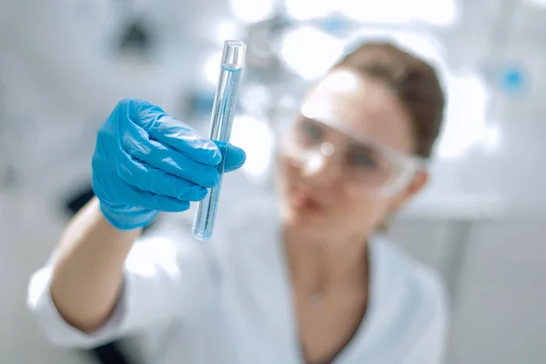 Científico con tubo de ensayo haciendo investigación en laboratorio clínico . —  Fotos de Stock