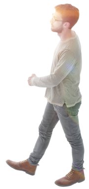 yan görünümü. modern genç adam güvenle ileri gider.