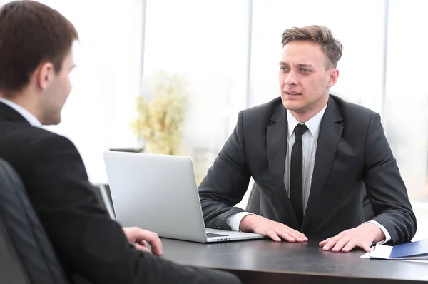 Le gestionnaire communique avec le client au bureau — Photo