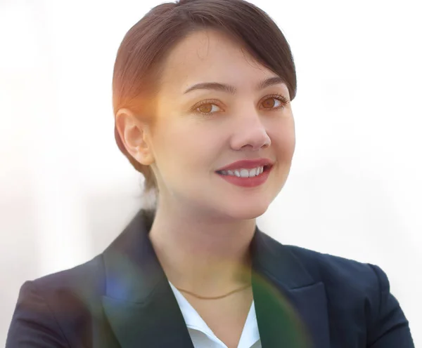 Exitosa joven mujer de negocios en el fondo de la oficina . —  Fotos de Stock