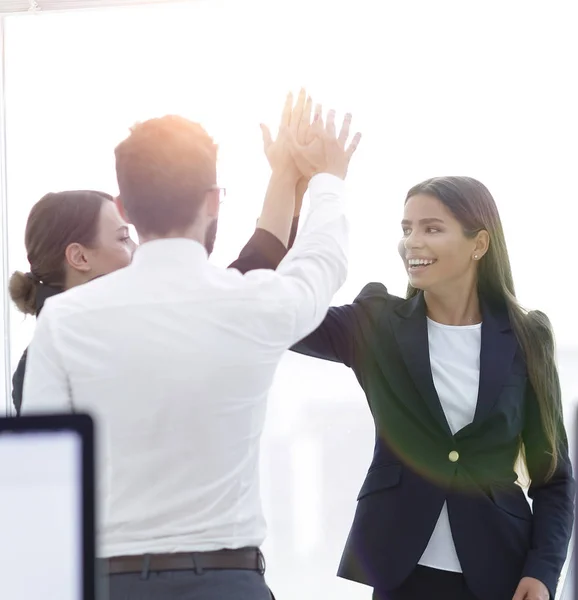 Closeup.Business team, geven elkaar een high five — Stockfoto