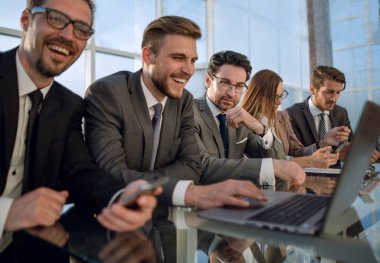 Ofiste beyin fırtınası.