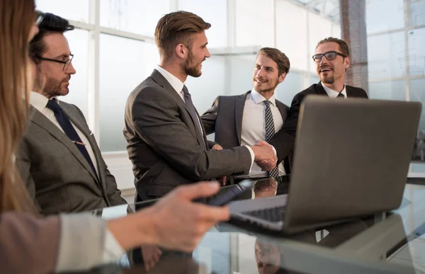 Zakenpartners handen schudden in office — Stockfoto