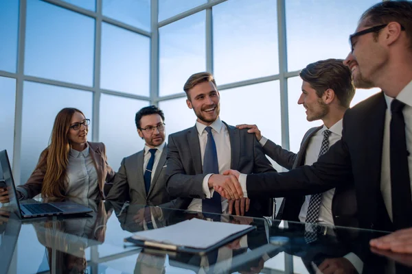 Trabalho em equipe no problema do computador — Fotografia de Stock