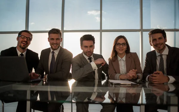 Mensen uit het bedrijfsleven met behulp van de laptop terwijl u werkt in office — Stockfoto