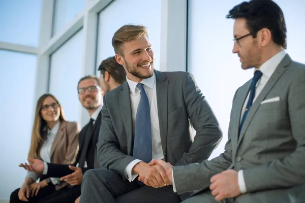 Empresário por aperto de mão convida à cooperação . — Fotografia de Stock