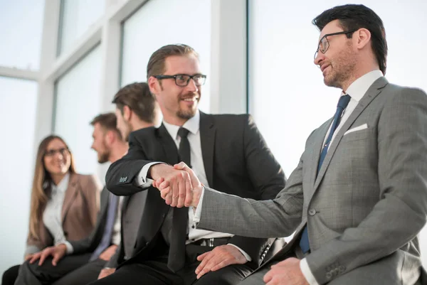 Uomini d'affari che si stringono la mano, finiscono una riunione — Foto Stock