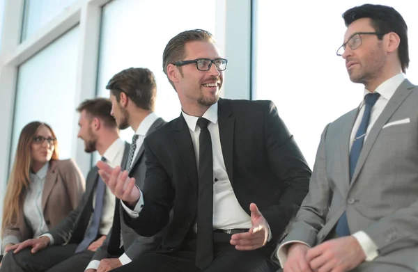 Empleados sentados cerca de la ventana, hablando y haciendo gestos . — Foto de Stock